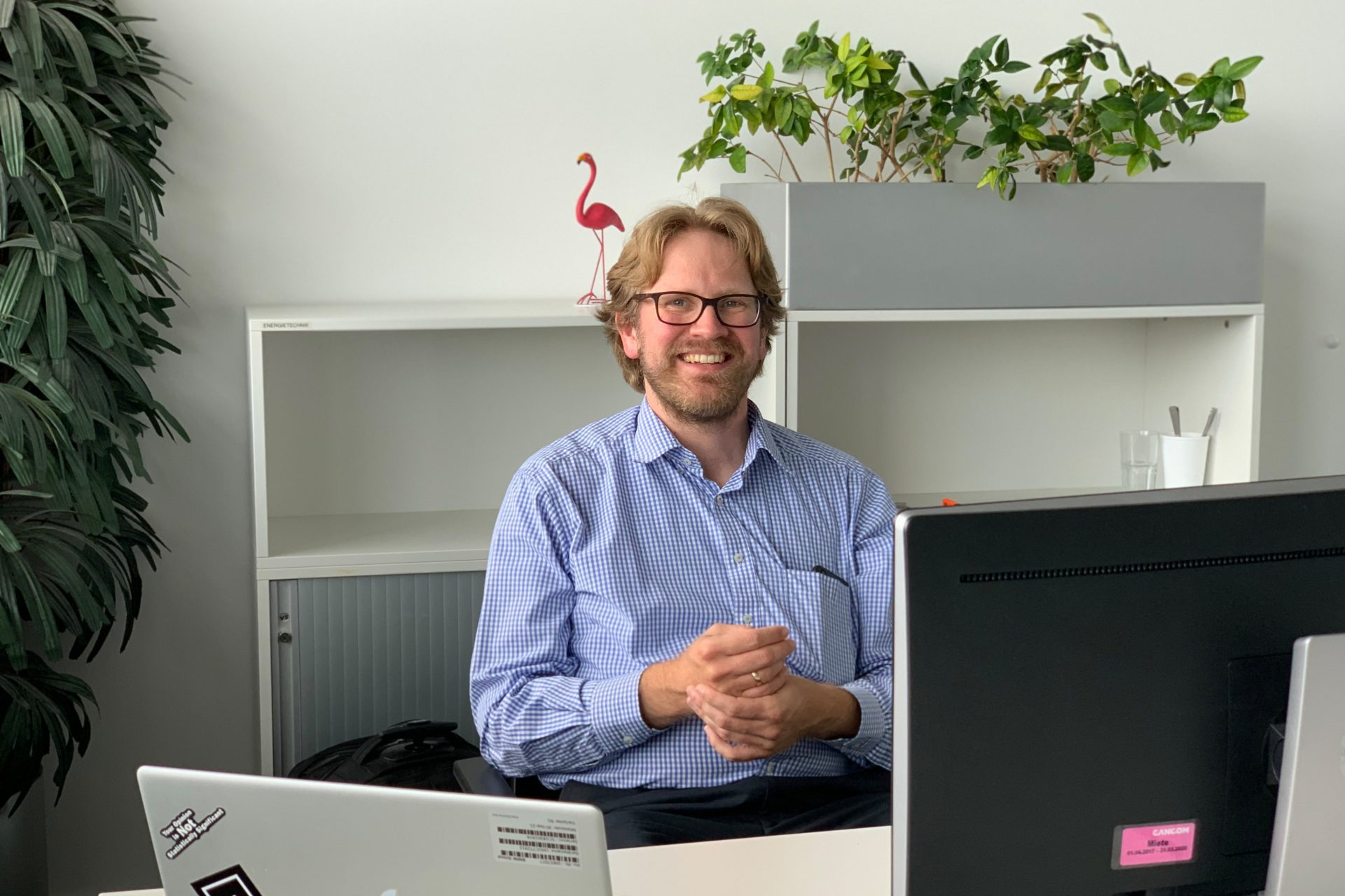 EIn Mitarbeiter der BMW Group an seinem Arbeitsplatz im Büro.