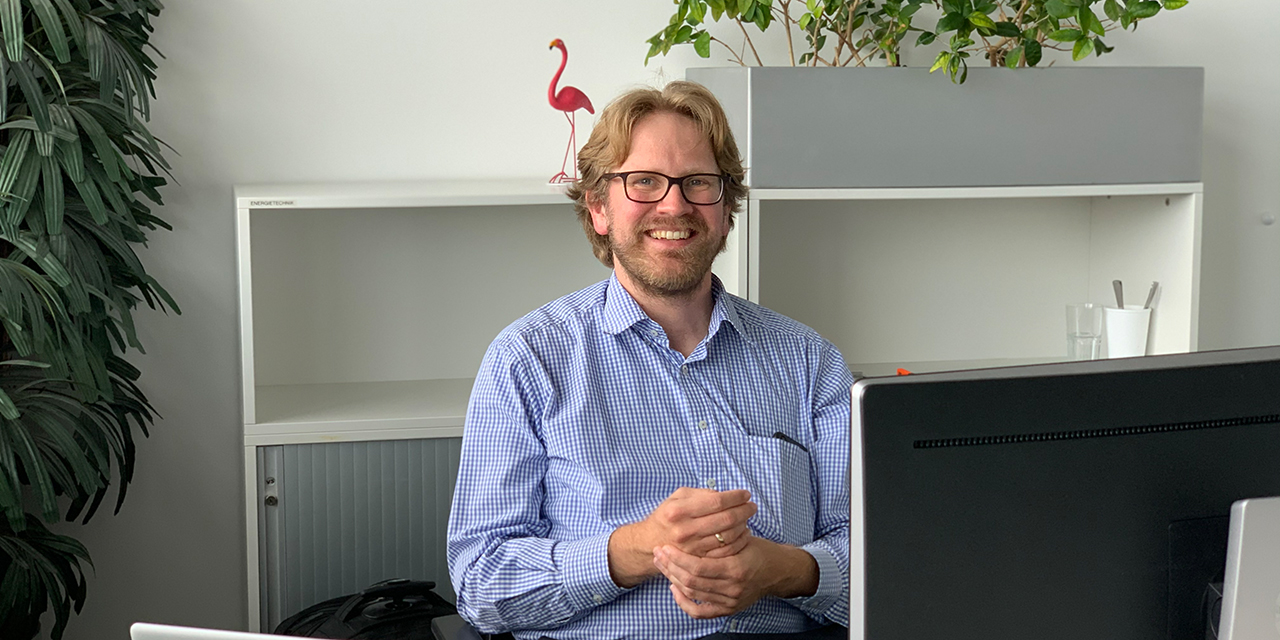 EIn Mitarbeiter der BMW Group an seinem Arbeitsplatz im Büro.
