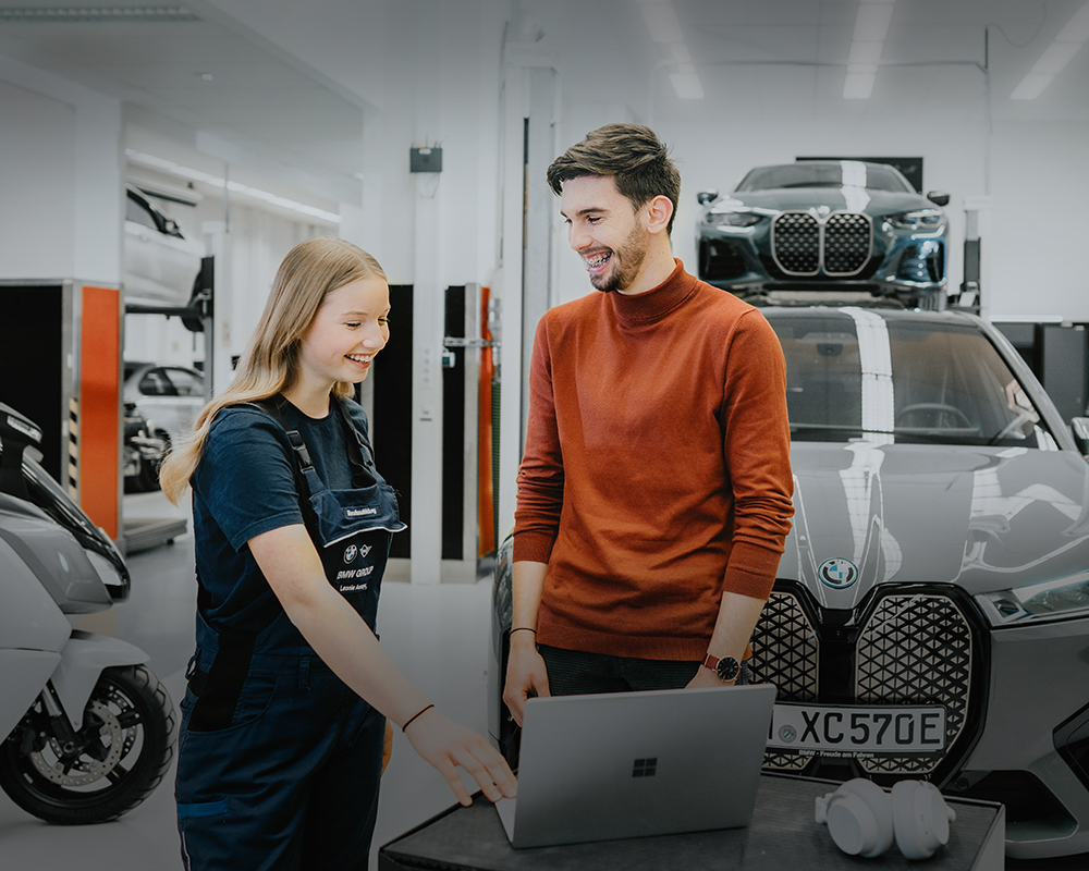 Teilnehmer interagieren bei einem Event zur Berufsberatung.