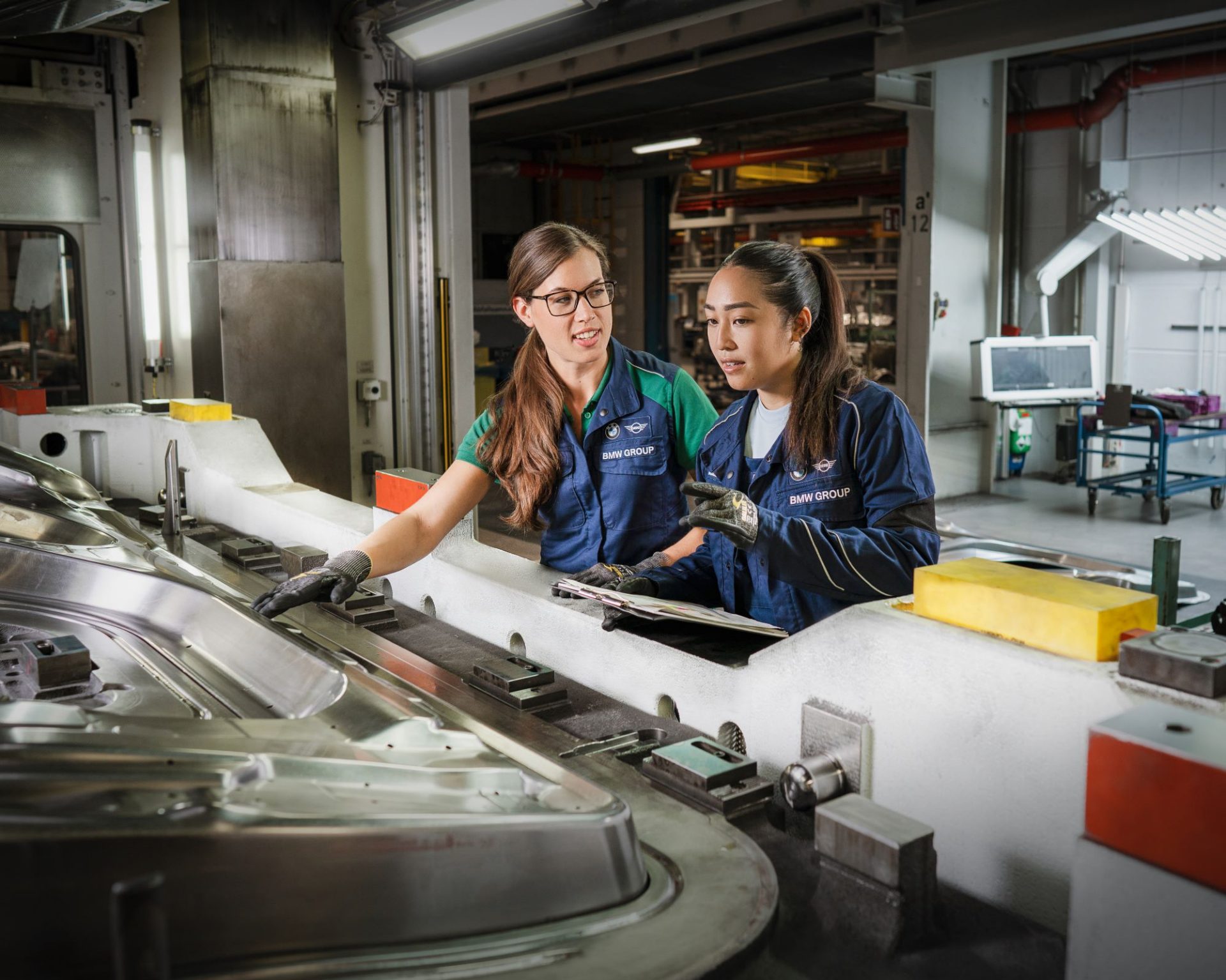 Teilnehmer interagieren bei einem Event zur Berufsberatung.