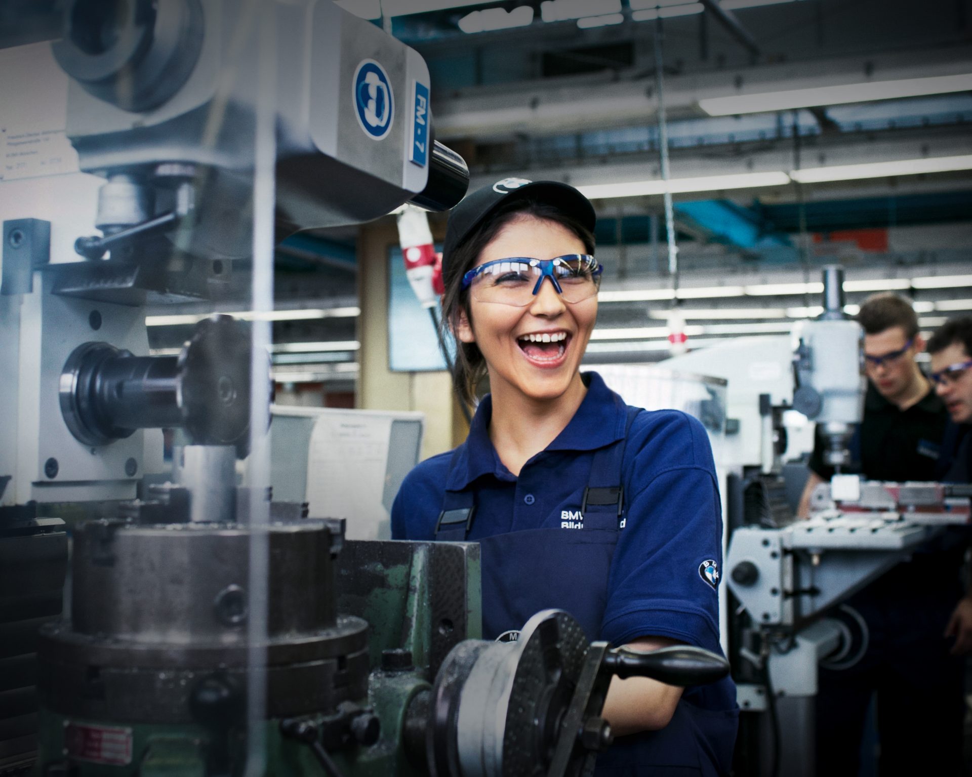 Teilnehmer interagieren bei einem Event zur Berufsberatung.