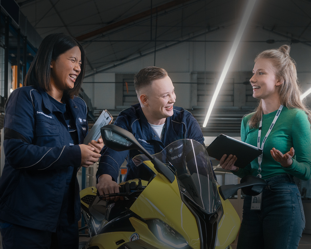 Teilnehmer interagieren bei einem Event zur Berufsberatung.