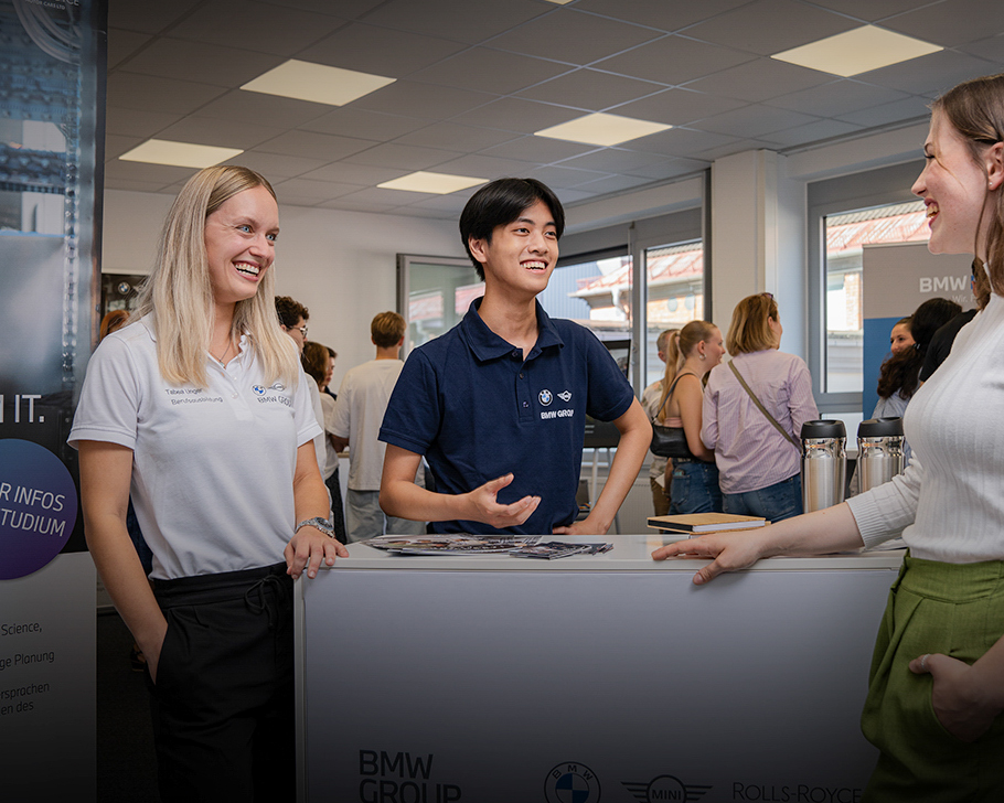 Teilnehmer interagieren bei einem Event zur Berufsberatung.
