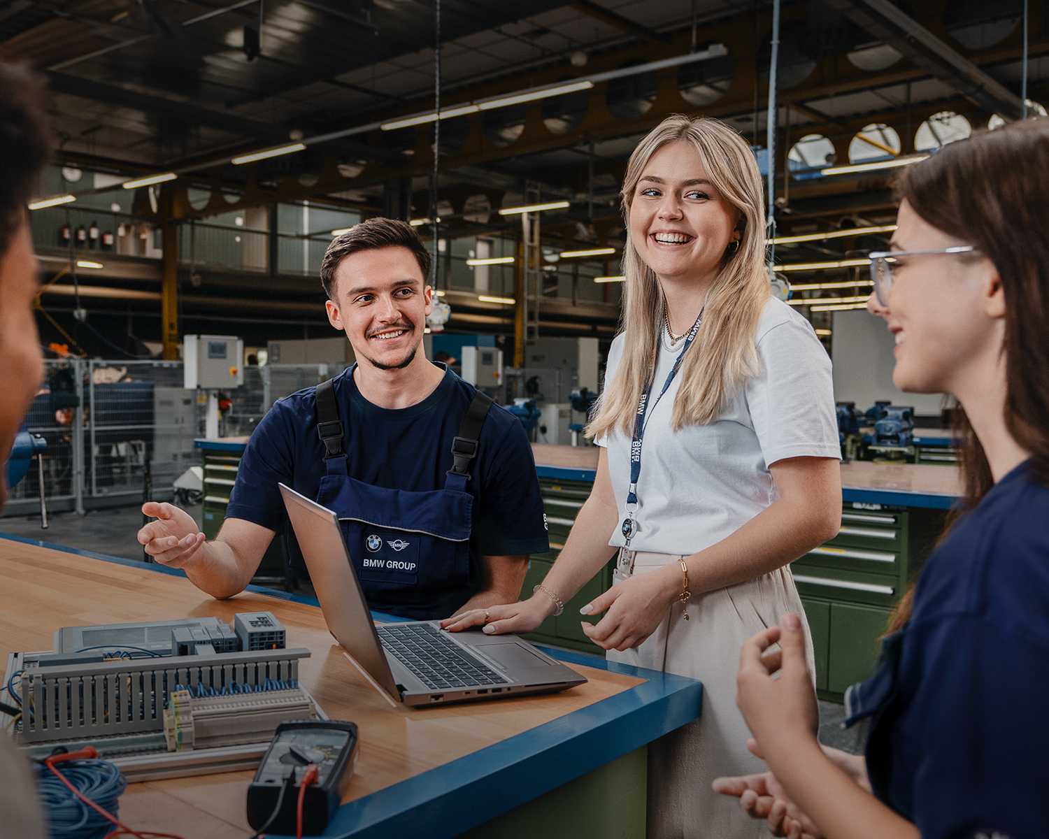 Teilnehmer interagieren bei einem Event zur Berufsberatung.