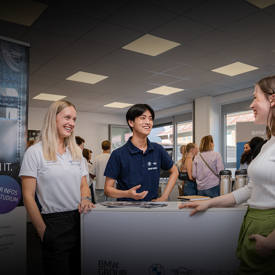 Messestand der BMW Group mit Besuchern auf dem Berufsinfotag in München 