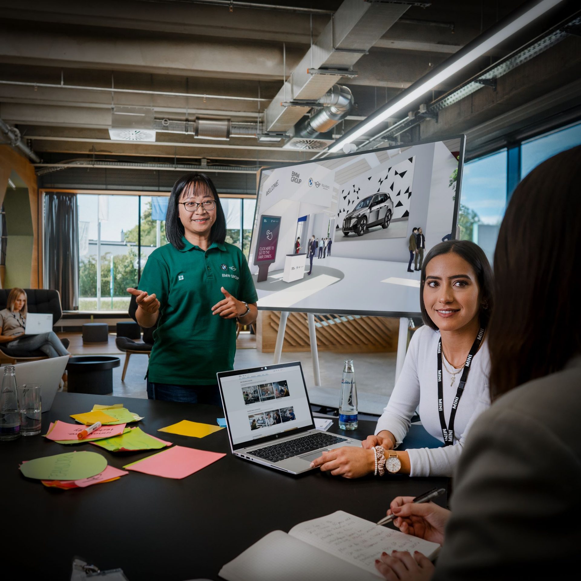 Teilnehmer interagieren bei einem Event zur Berufsberatung.
