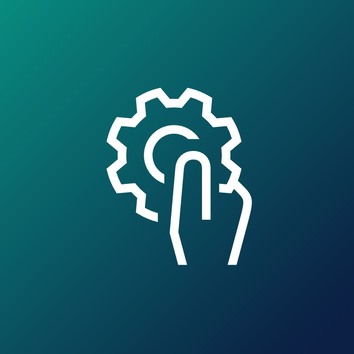 Icon, auf dem eine Hand ein Zahnrad hält auf dunkelblau-türkisem Hintergrund.