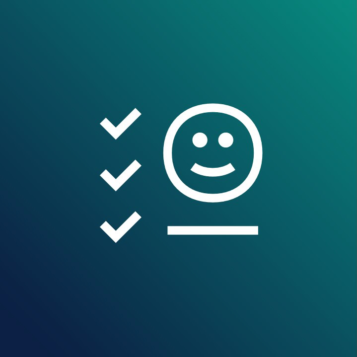 Checkliste mit Smiley Icon auf hellblauem Hintergrund.