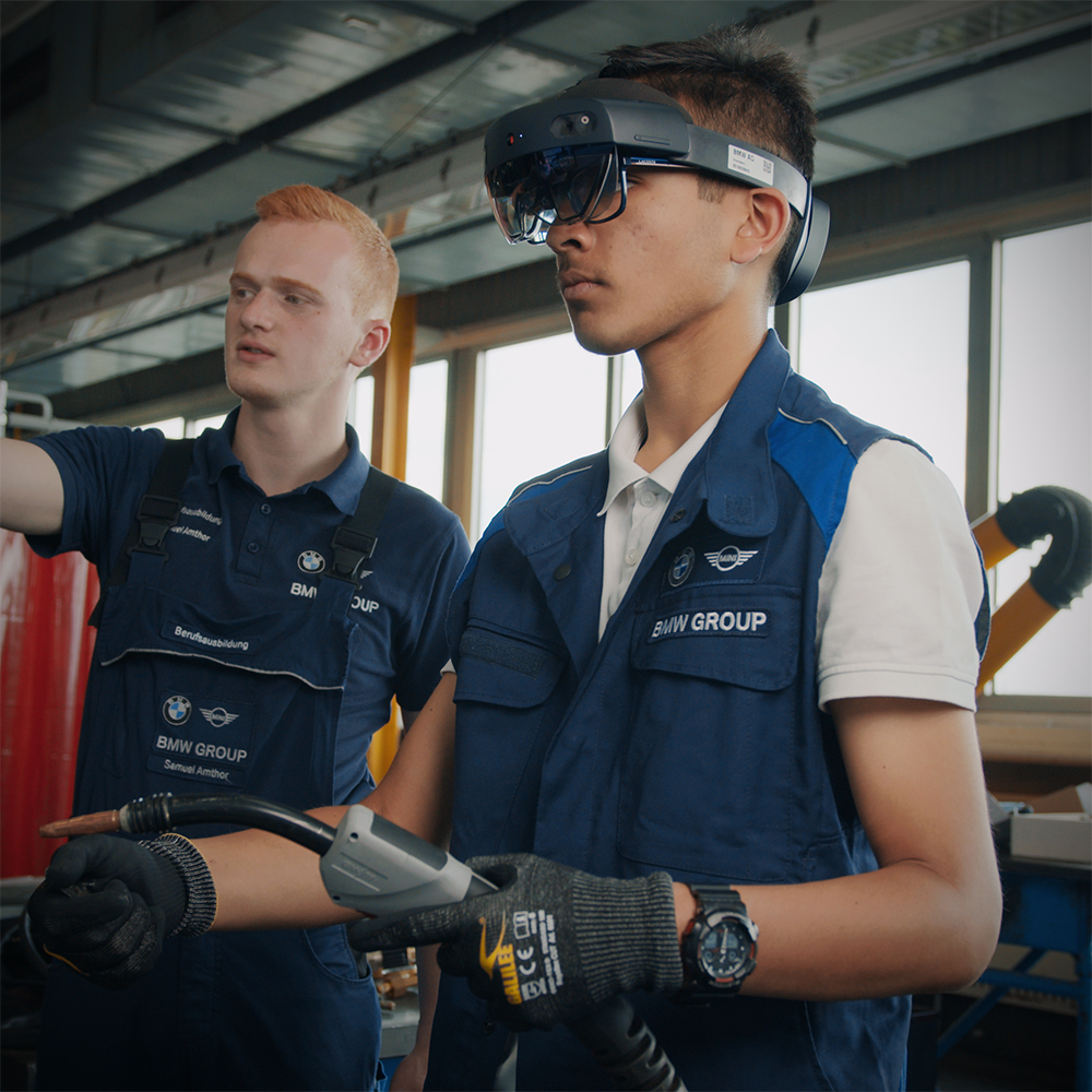 Zwei Auszubildende beim virtuellen Schweißen mit VR-Brille