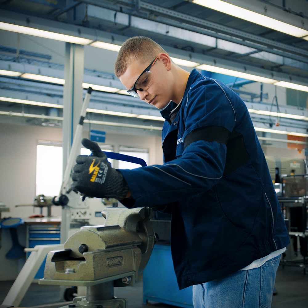 Schülerpraktikant Anand beim Arbeiten mit einer Säge