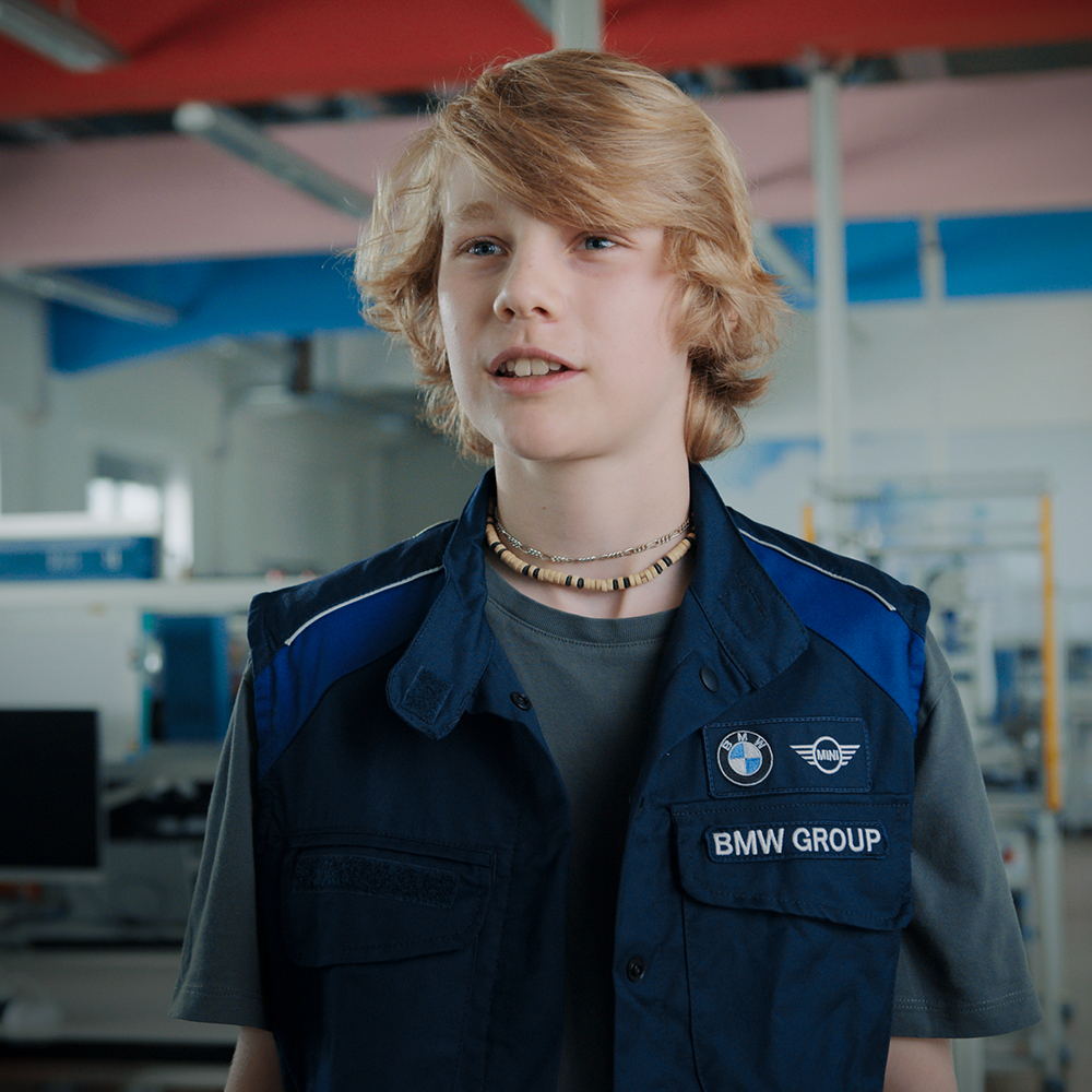 Schülerpraktikant Thomas mit Arbeitsklamotten