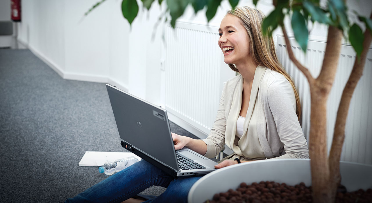 Eine Studentin arbeitet an einem Laptop und sammelt Arbeitserfahrung bei BMW.