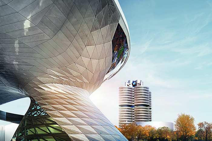 Außenansicht der BMW Welt, im Hintergrund steht der BMW Vierzylinder.