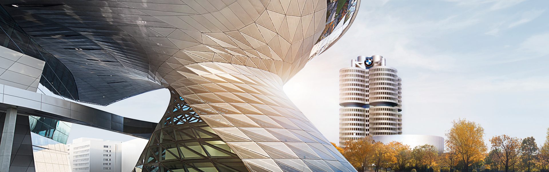 Außenansicht der BMW Welt, im Hintergrund steht der BMW Vierzylinder.