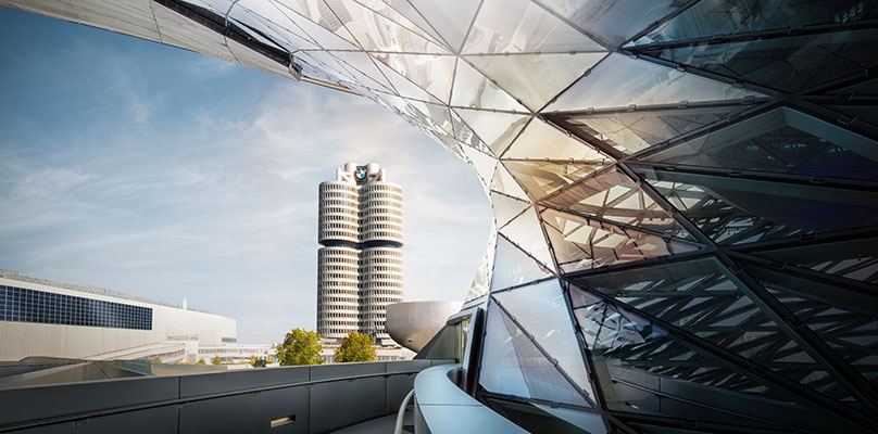 Das Bild zeigt die Architektur des BMW Vierzylinders in München.