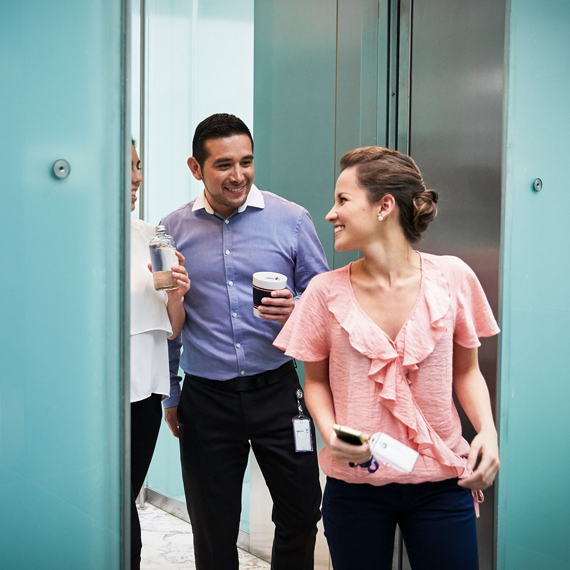 Mitarbeiter bei BMW genießen eine Kaffeepause im Büro.