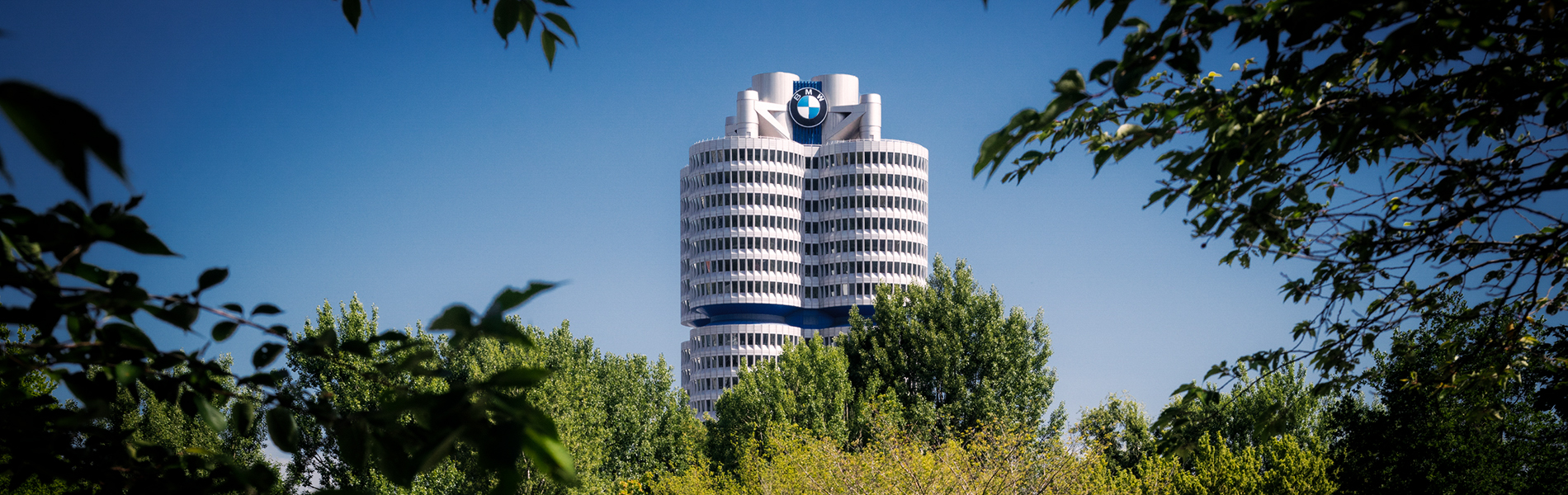 Außenaufnahme des BMW Group Vierzylinders in München