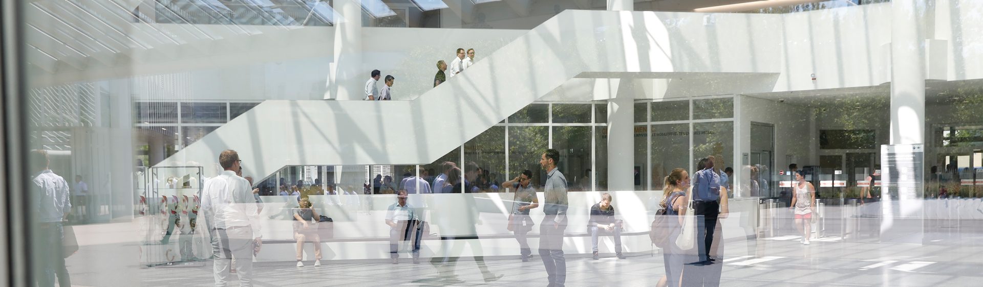 Innenaufnahme des BMW Group Forschungs- und Innovationszentrums in München.