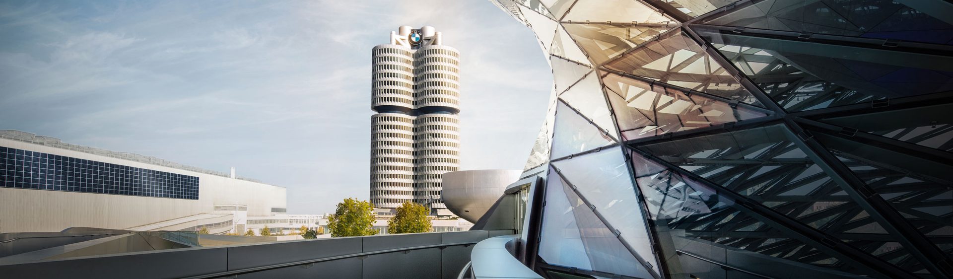 Der BMW Group Vierzylinder in München bei schönem Wetter.