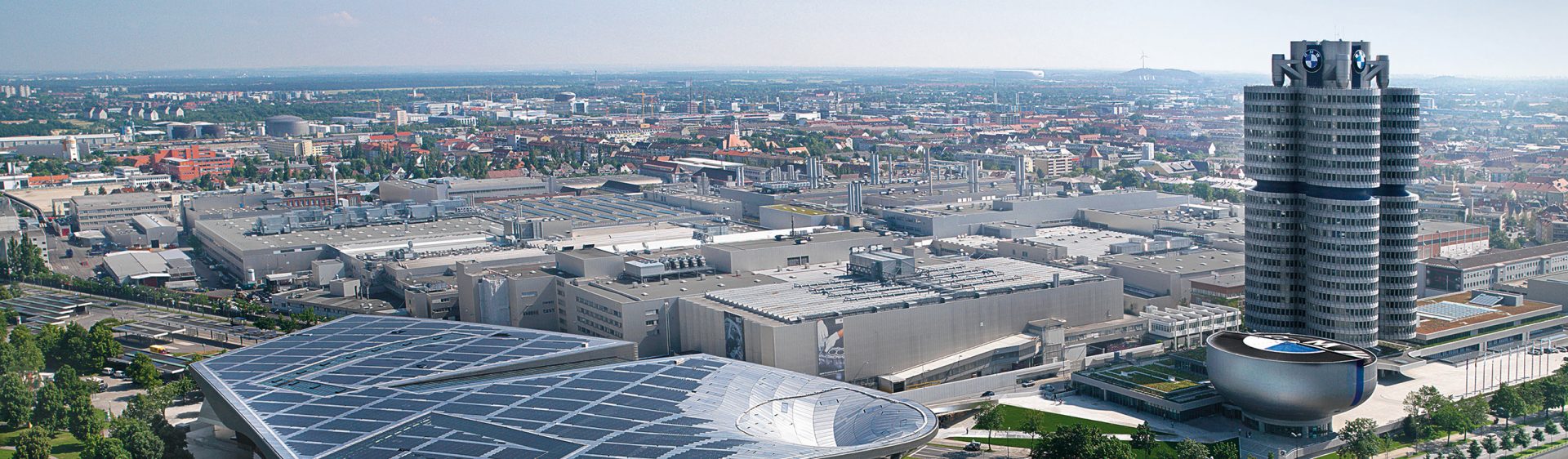 Luftaufnahme des BMW Group Vierzylinders, der BMW Welt und des BMW Museums in München.