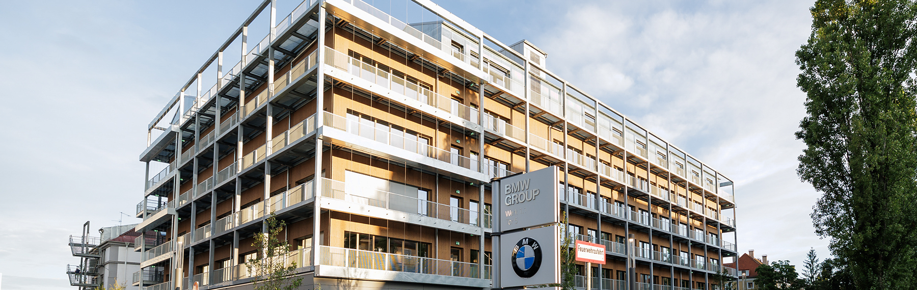 Außenaufnahme des BMW Group Talent Campus Gebäudes in München