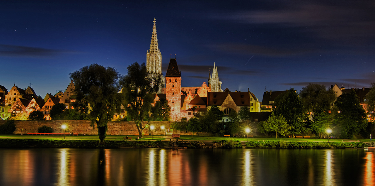 Die Kulisse der Stadt Ulm bei Nacht.