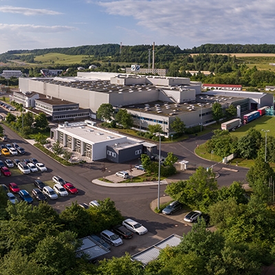 Das Foto zeigt das BMW Werk Eisenach aus der Vogelperspektive.