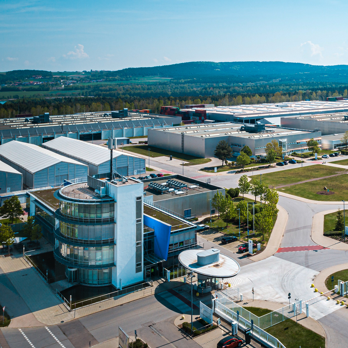 Das Foto zeigt die Einfahrt zum Werk Wackersdorf der BMW Group.