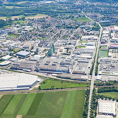 Das Foto zeigt das BMW Werk Landshut aus der Vogelperspektive.