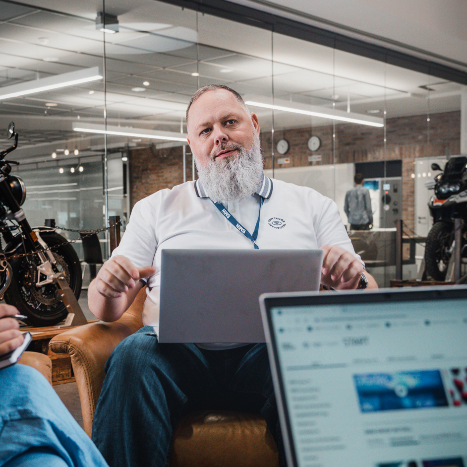 Mitarbeiter in der Logistik mit seinem LapTop in einer Besprechung.