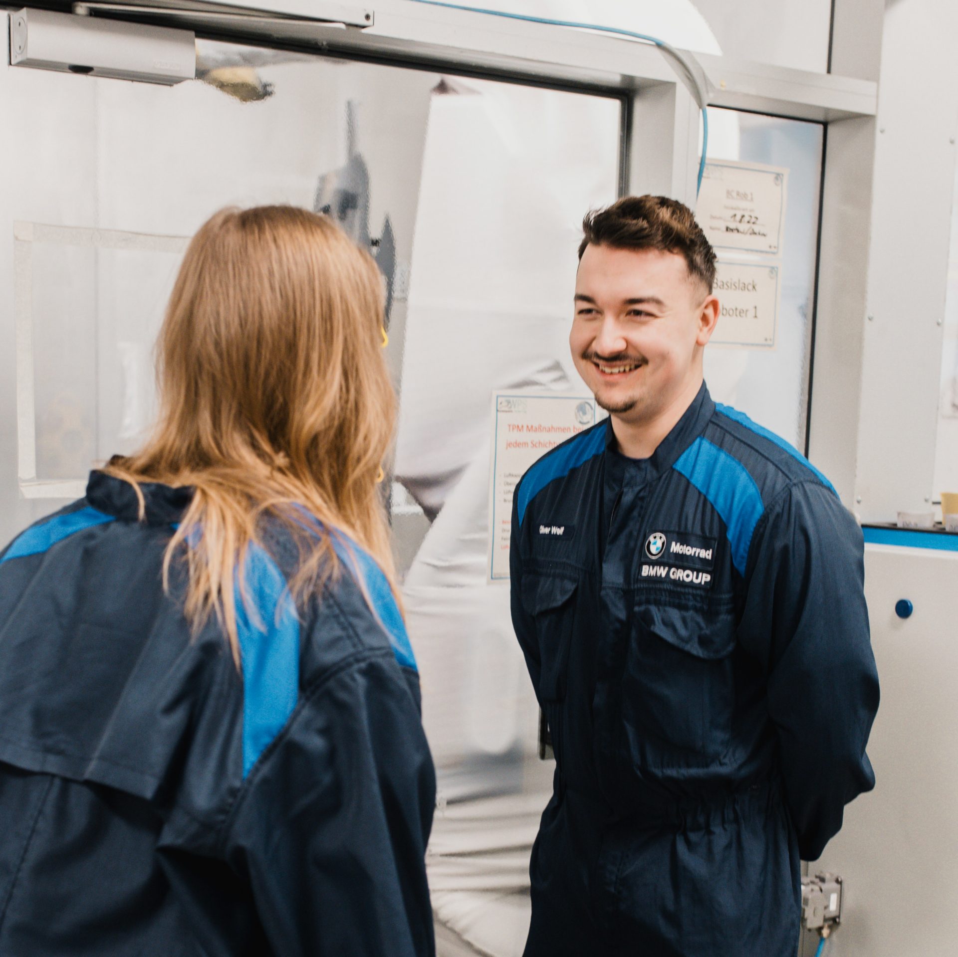 Mitarbeiter in der Anlagenführung im Gespräch.