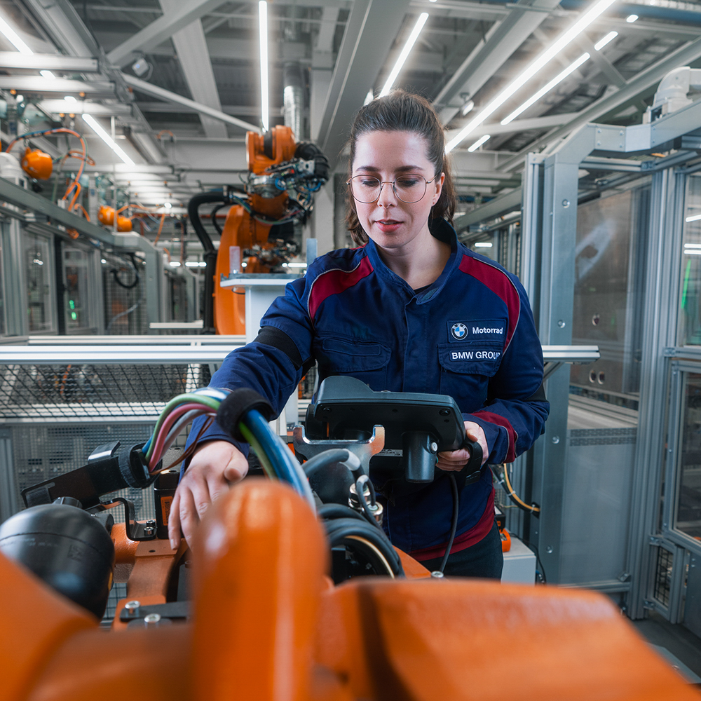 Mitarbeiterin in der Arbeitssicherheit, Ergonomie und Umweltschutz bei der BMW Group.