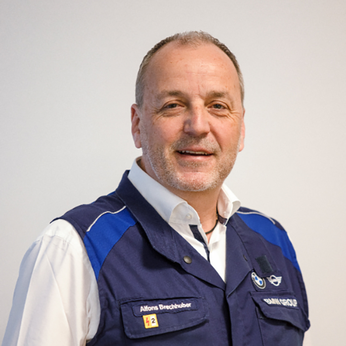 Portrait eines Projektleiters für Werksaufbau Energiemodulproduktion.