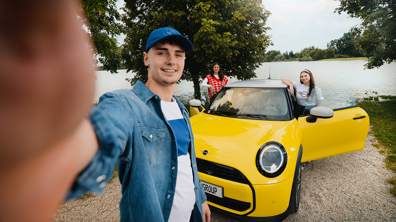 Drei Azubis mit einem gelben MINI Cooper