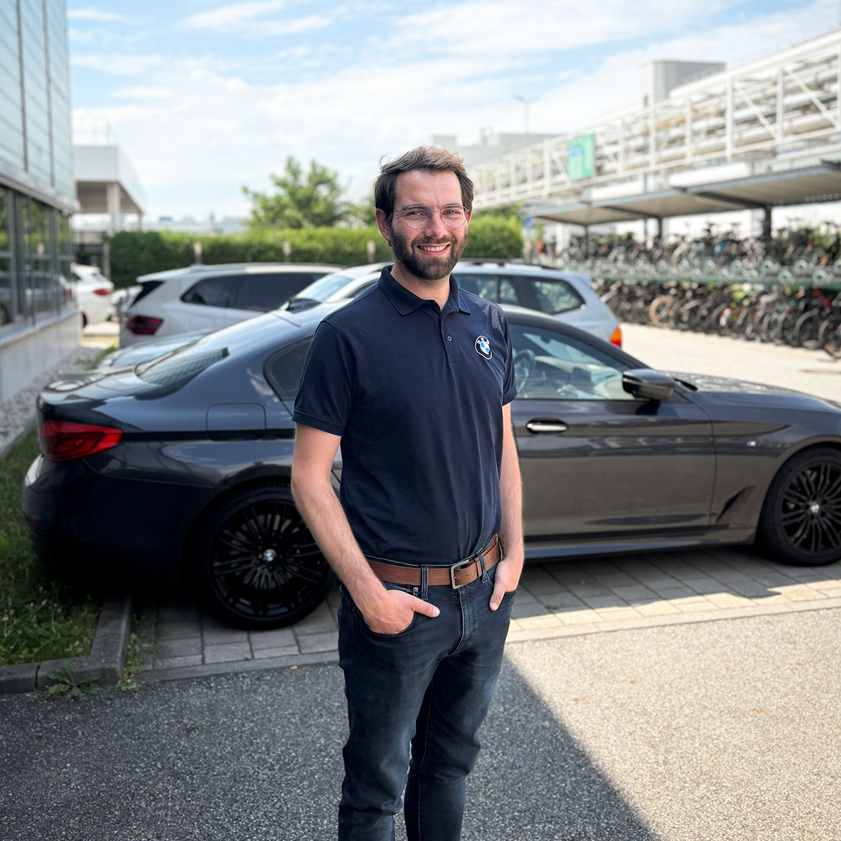 Portrait von Georg, Spezialist Energieversorung, auf dem Parkplatz des Werk Landshuts