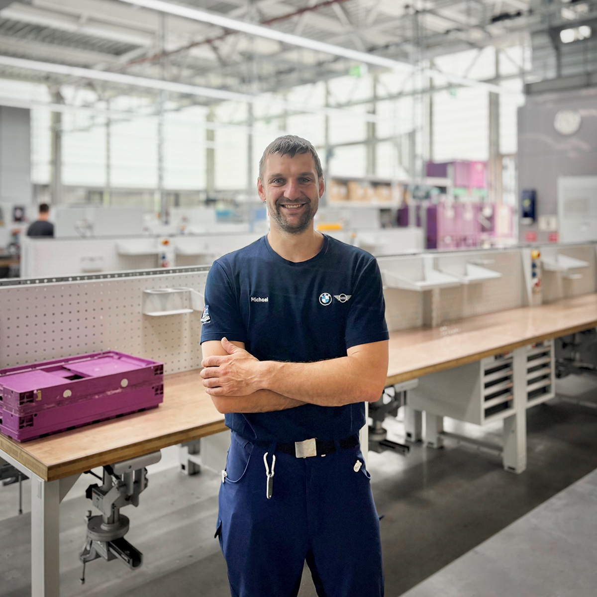 Recruiterin Sophia steht im BMW Werk Leipzig.