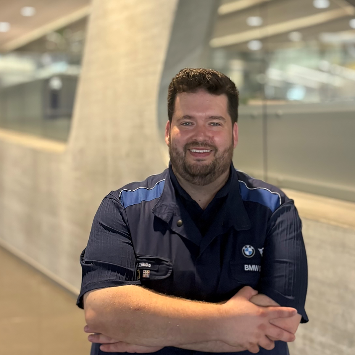 Portrait von Recruiterin Sophia auf der Bürofläche im Werk Leipzig