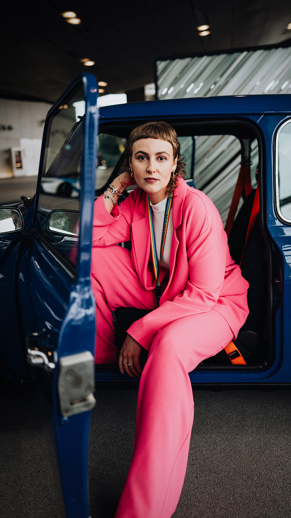 Harriet lehnt sich aus dem Fahrersitz eines Oldtimer MINIs