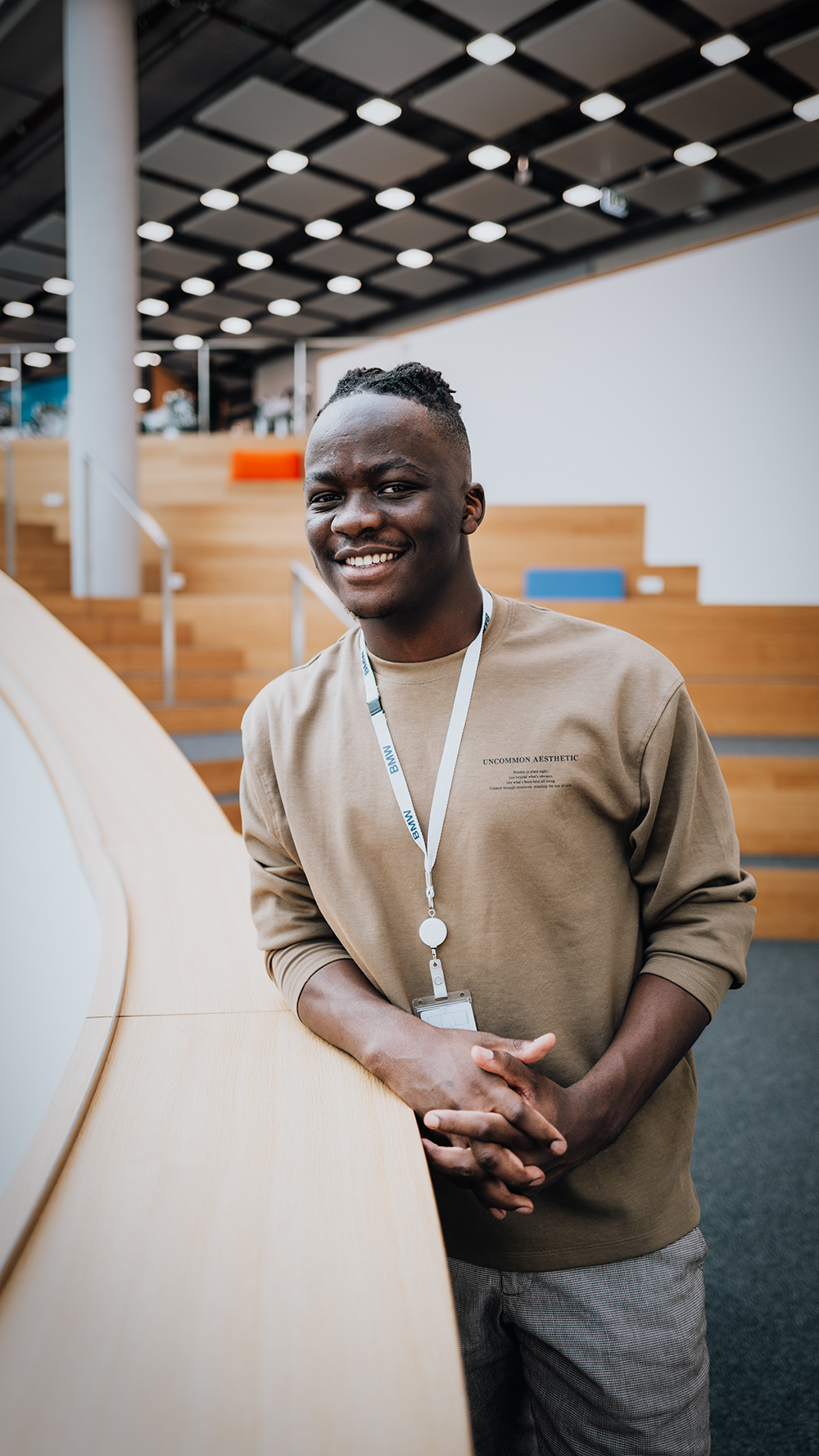 Praktikant vor einem BMW i5