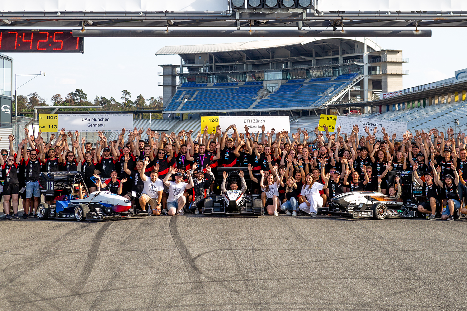 Gruppenbild mit Studierenden auf dem Hockenheim-Ring.