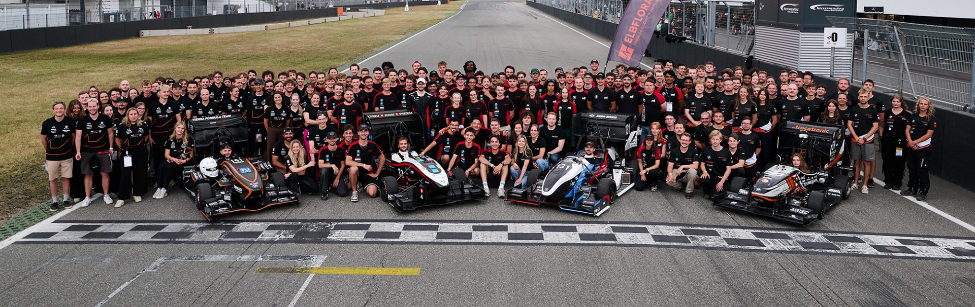 Gruppenbild mit Studierenden auf dem Hockenheim-Ring.