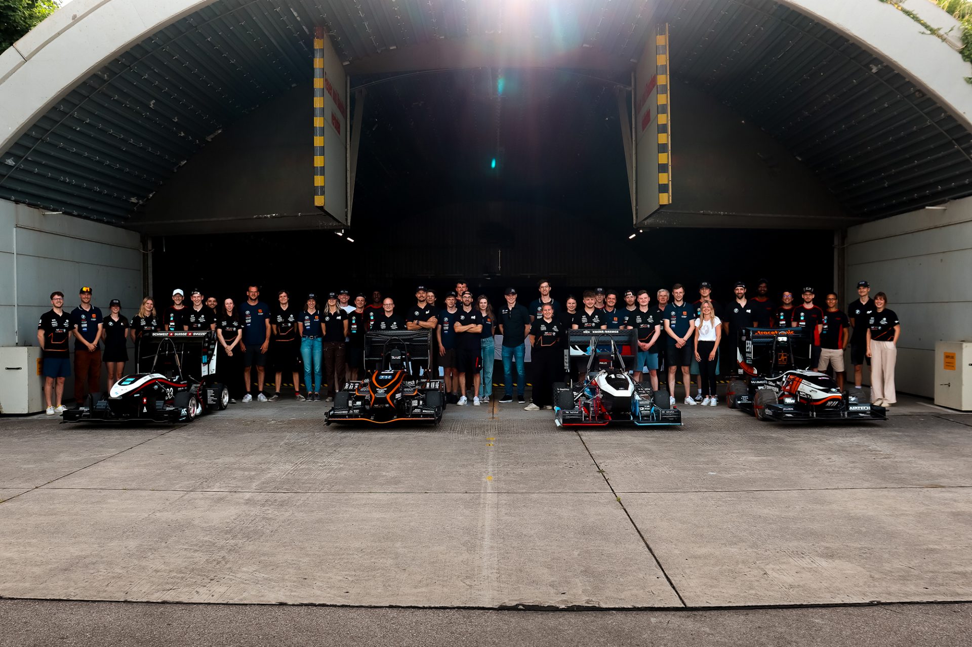 Gruppenbild beim Maisach Test Event mit vier Rennautos
