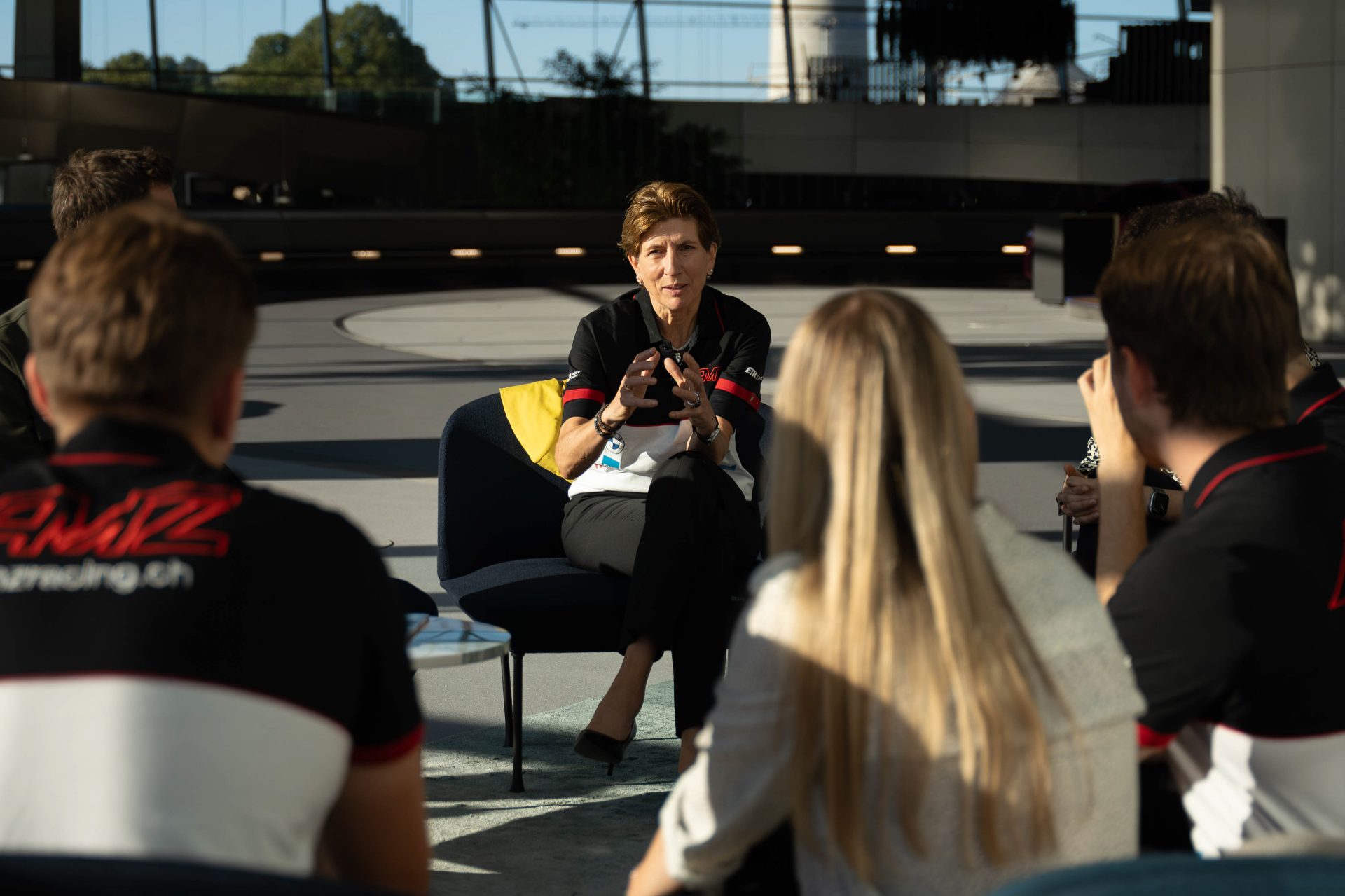 Vorständin Ilka Horstmeyer im Austausch mit Mitgliedern des Formular Student Teams. 