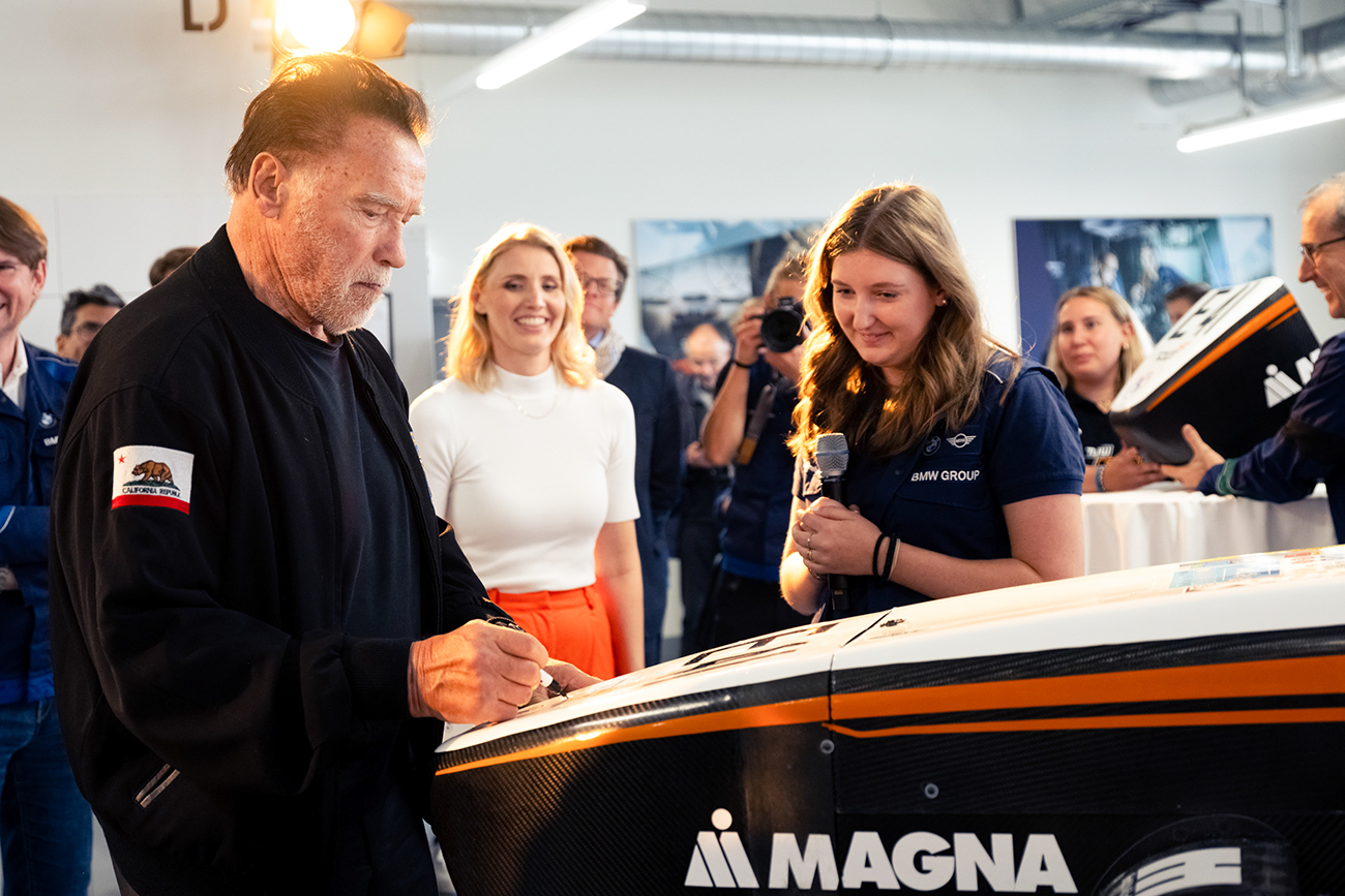 Arnold Schwarzenegger signiert ein Formula Student Auto