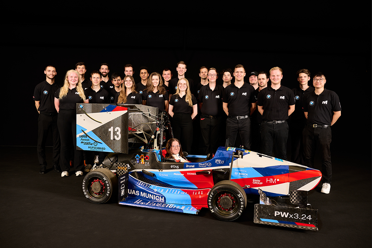 Gruppenbild des Team municHMotorspor mit einem Fahrzeug.