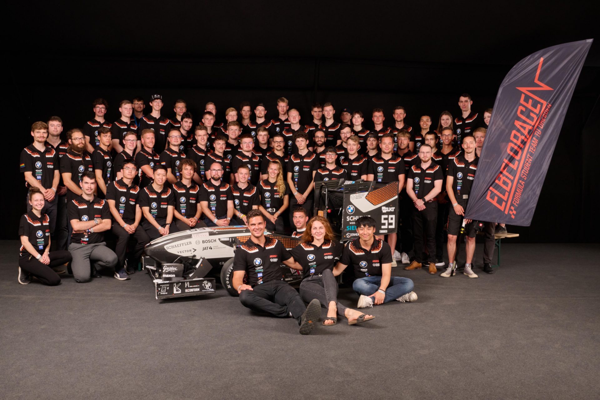 Gruppenbild des Team Elbflorace mit einem Fahrzeug