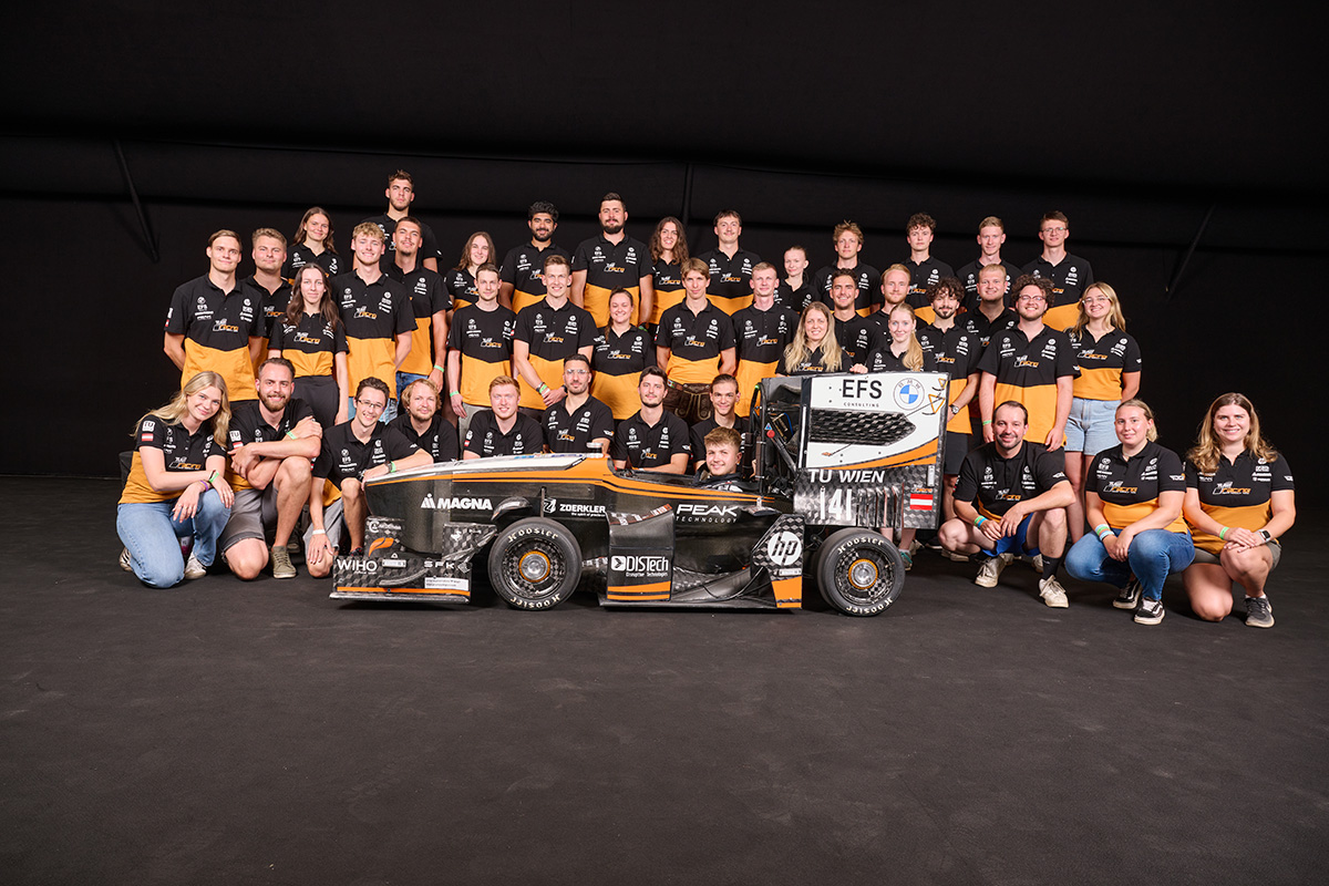 Gruppenbild des Teams TU Wien Racing mit ihrem Fahrzeug.