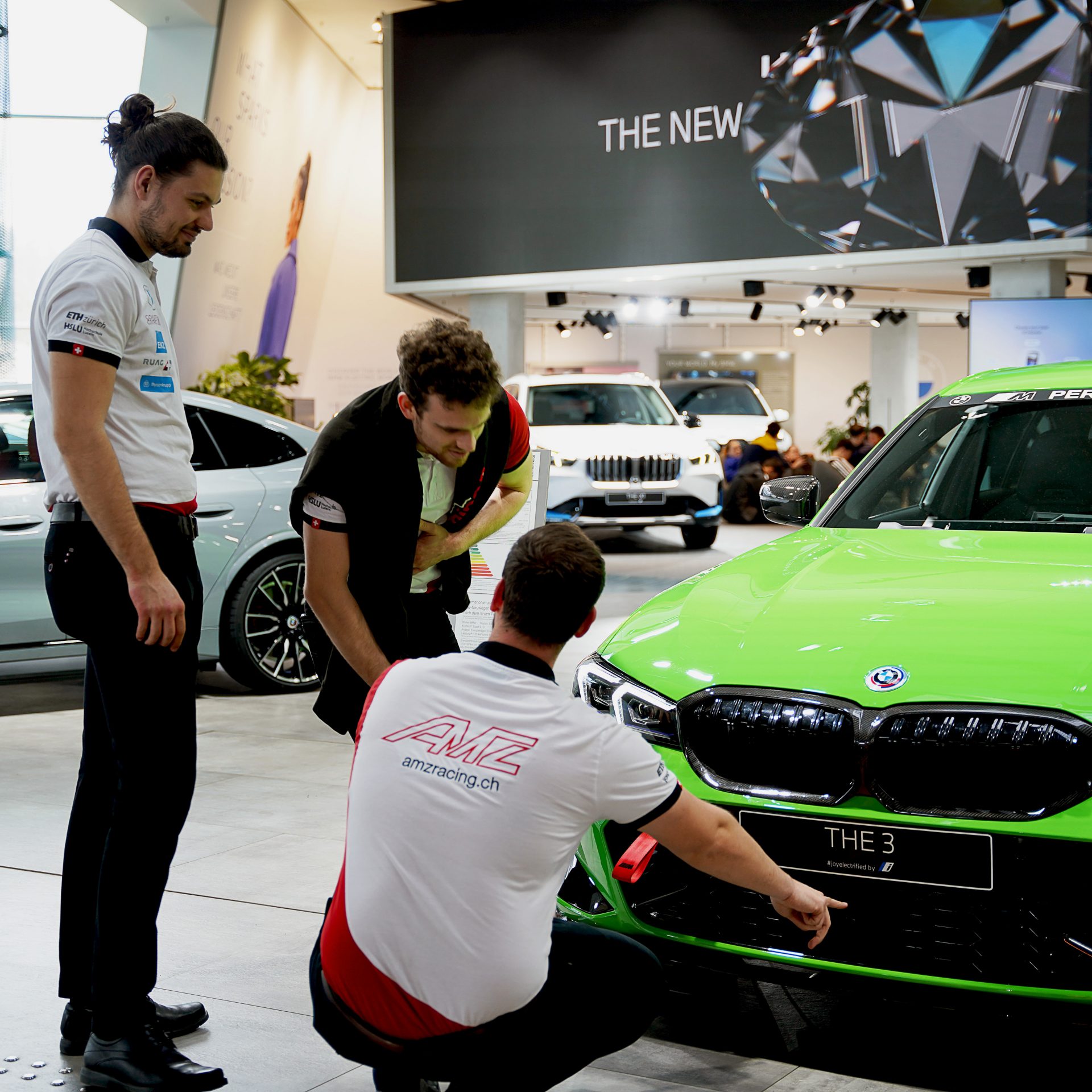 Das racing team inspiziert einen 3er BMW.