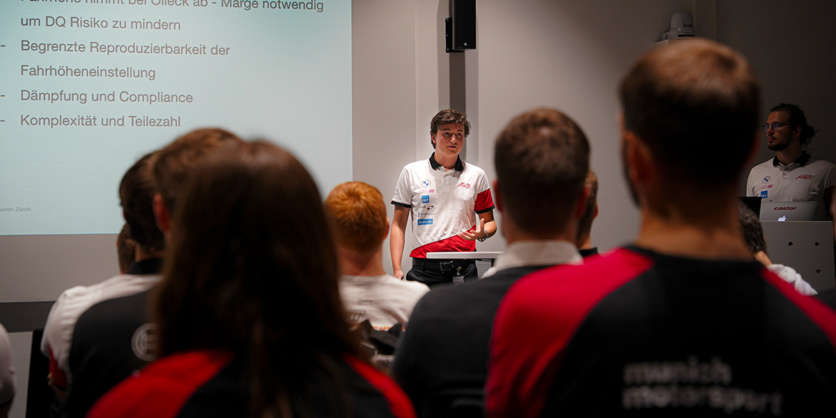 Ein Student hält einen Vortrag auf dem Formula Student FIZ Event 2024.