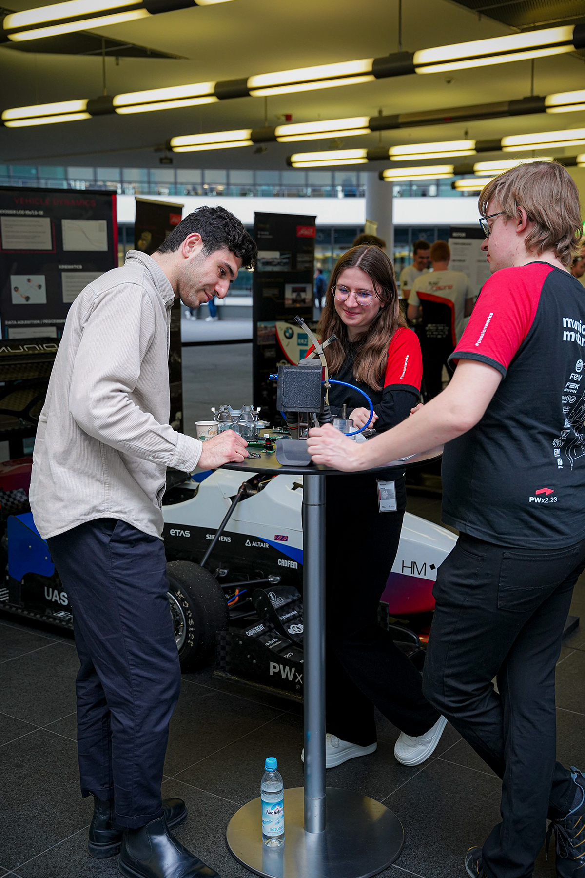 Interaktive Diskussion zwischen Studenten über Fahrzeugtechnik.